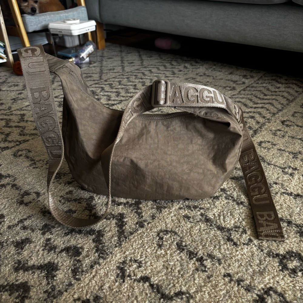 BAGGU Medium Nylon Crescent Bag in Dove